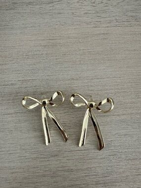 Dangly gold bow earrings